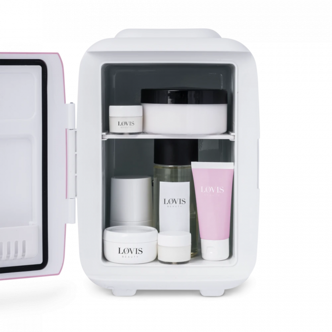 Der LOVIS Makeup Fridge ist die funktionellste und schönste Ergänzung für jedes Badezimmer oder jede Eitelkeit. Halte deine Makeup-/Hautpflegeprodukte länger frisch und erlebe eine herrlich kühle Gesichtsmaske.